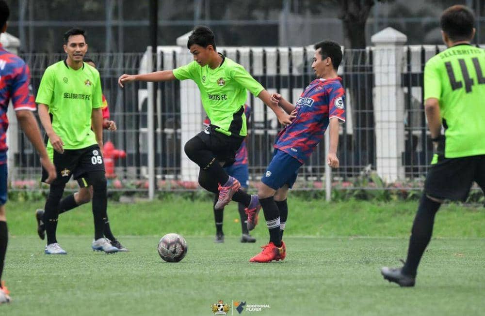Potret Darius Sinathrya bermain bola bareng anak. (instagram.com/darius_sinathrya)