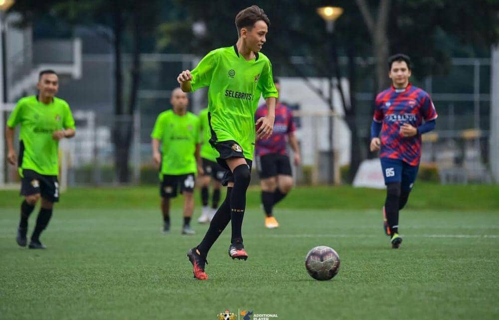 Potret Darius Sinathrya bermain bola bareng anak. (instagram.com/darius_sinathrya)