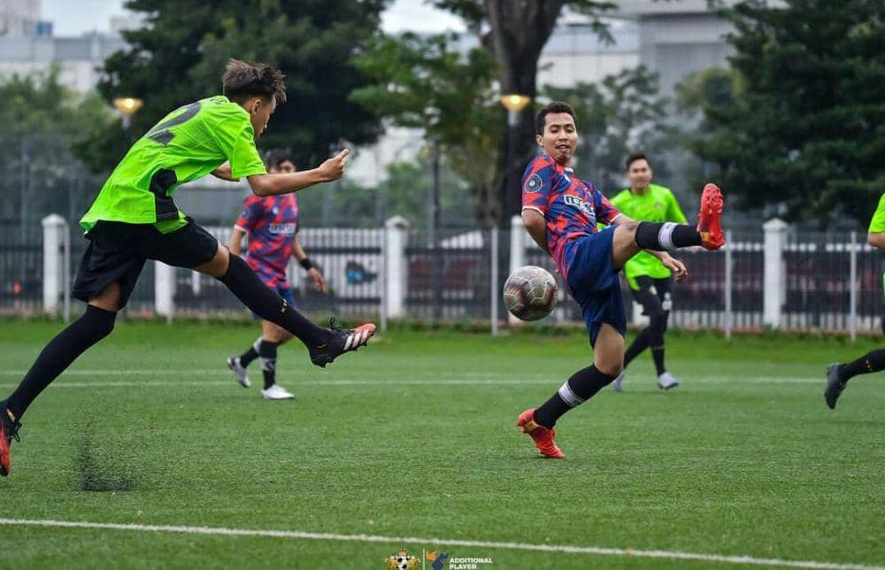 Potret Darius Sinathrya bermain bola bareng anak. (instagram.com/darius_sinathrya)