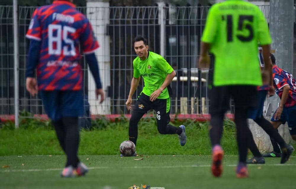 Potret Darius Sinathrya bermain bola bareng anak. (instagram.com/darius_sinathrya)
