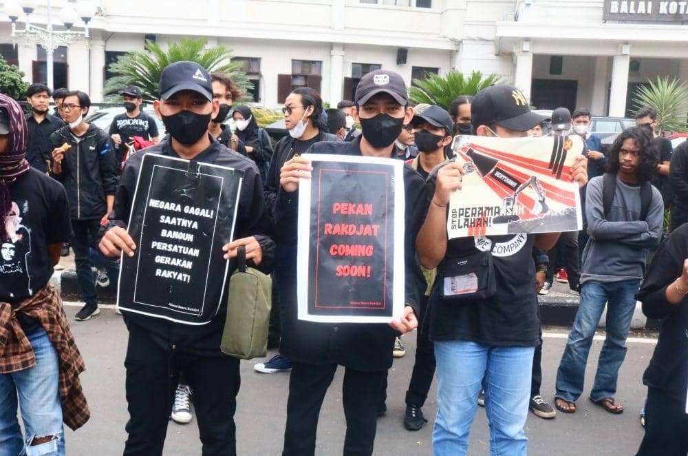 Berbagai poster kecaman dan protes juga dibawa oleh mahasiswa. IDN Times/Alfi Ramadana