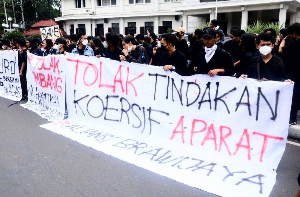 Beberapa spanduk kecaman yang dibawa mahasiswa. IDN Times/Alfi Ramadana