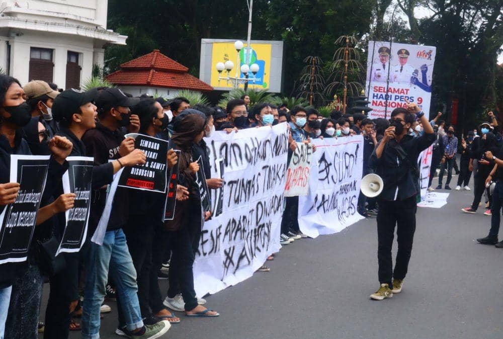 Puluhan mahasiswa melakukan aksi unjuk rasa menentang kekerasan di Desa Wadas. IDN Times/Alfi Ramadana