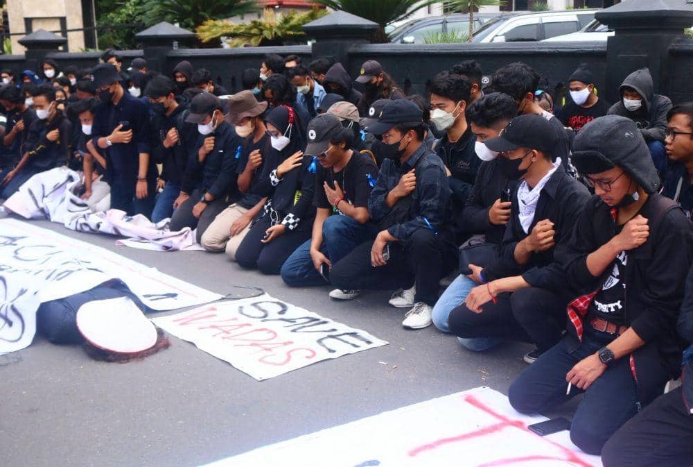 Mahasiswa melakukan aksi mengheningkan cipta saat unjuk rasa di depan Balai Kota Malang. IDN Times/Alfi Ramadana