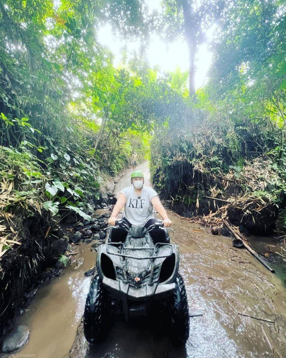 Ivan Gunawan bermain ATV di Bali. (instagram.com/ivan_gunawan)