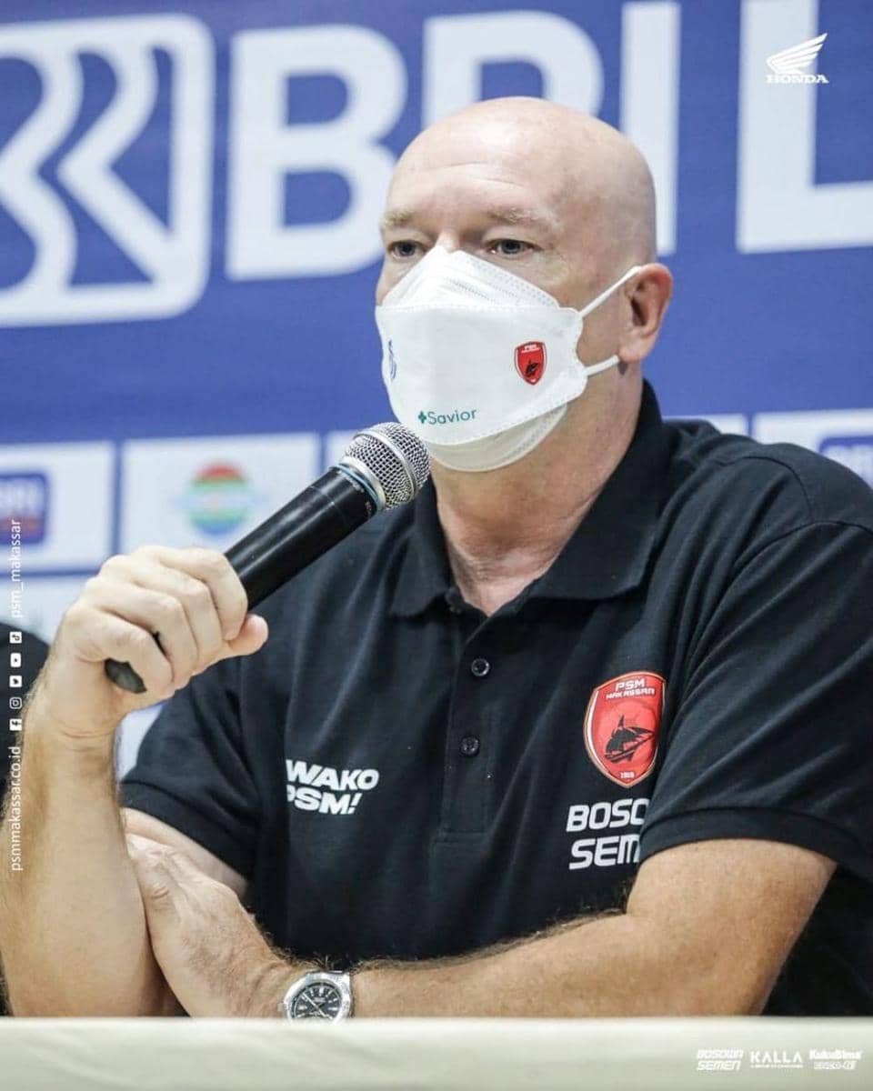 Pelatih PSM Makassar, Joop Gall, berbicara dalan sesi jumpa pers virtual jelang laga pekan ke-25 BRI Liga 1 2021/22, Senin 14 Februari 2022. (Instagram.com/psm_makassar)