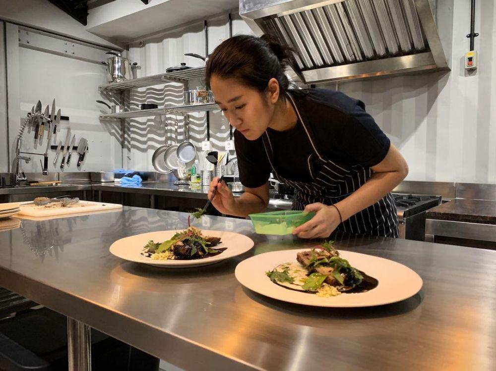 9 Potret Chef Renatta Berkarya di Dapur, Sigap dan Menawan!