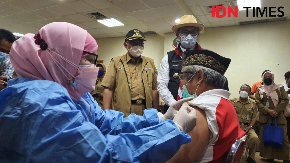 Wali Kota Depok, Mohammad Idris mendampingi Gubernur Jawa Barat, Ridwan Kamil meninjau pelaksanaan vaksinasi di gedung Perpustakaan Kota Depok. (IDNTimes/Dicky)
