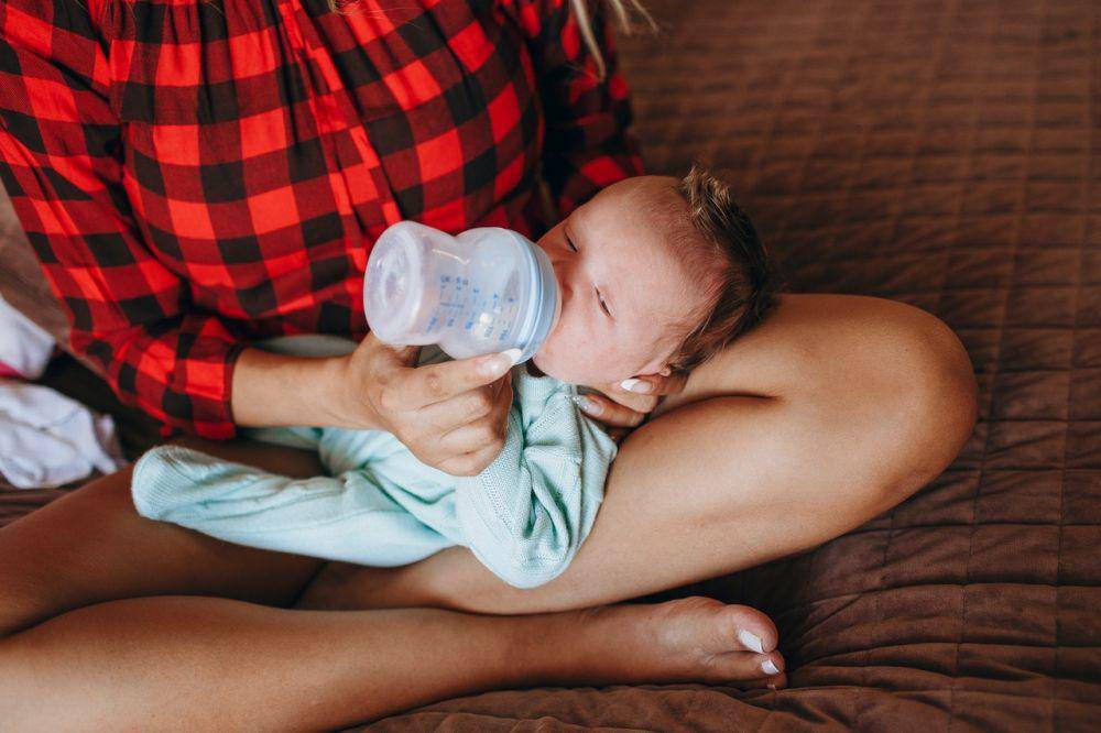 ilustrasi bayi minum susu dengan botol susu (pexels.com/Helena Lopes)