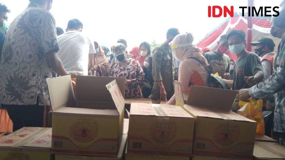 Kegiatan pasar murah di Kecamatan Bumi Waras. (IDN Times/Rohmah Mustaurida).