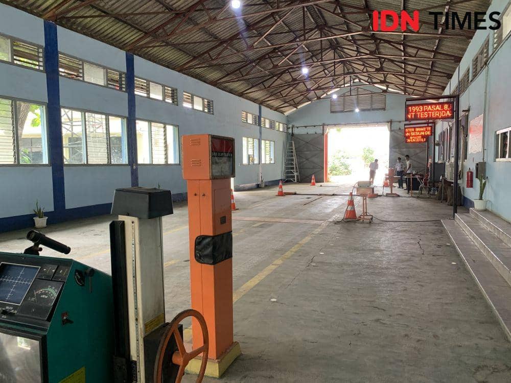 Tempat pengujian kendaraan bermotor di Bandar Lampung. (IDN Times/Rohmah Mustaurida).
