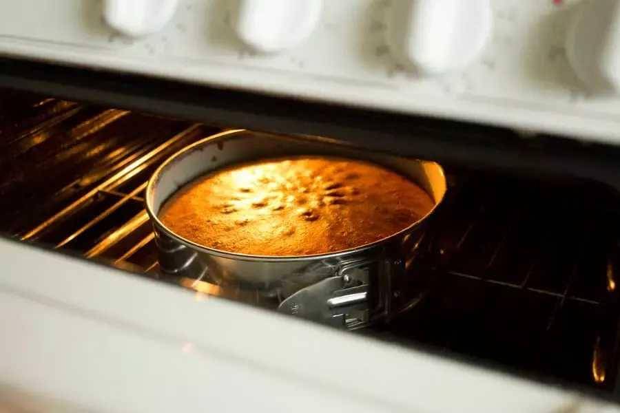 ilustrasi memanggang lapis belacan (bakingkneads.com)