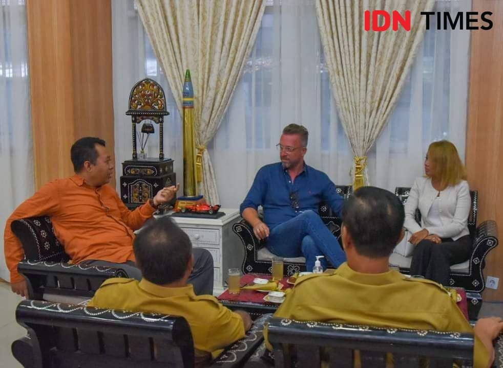 Perwakilan penyelenggara F1 Mr. Gerwin Geran bertemu Gubernur NTB Zulkieflimansyah, Senin (14/2/2022) (Dok. Diskominfotik NTB)