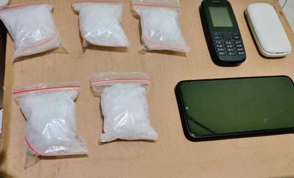 Digerebek Polisi, Dua Pengedar di Pinrang Buang Sabu ke Sawah