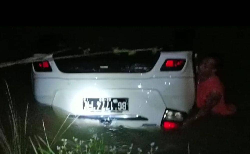 Mobil Yaris Masuk Irigasi, Seorang Pengendara Tewas Terjebak