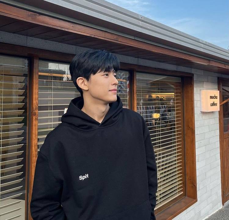 Pose Foto Cool ala Park Solomon (instagram.com/lomon991111)