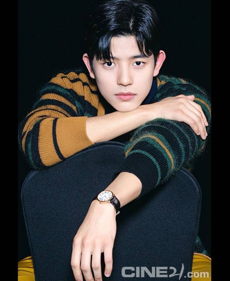 Pose Foto Cool ala Park Solomon (instagram.com/lomon991111)