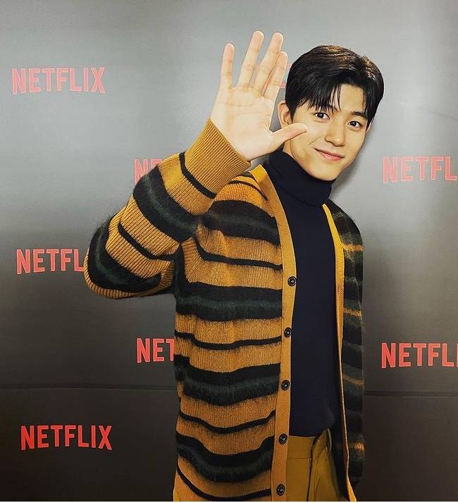 Pose Foto Cool ala Park Solomon (instagram.com/lomon991111)