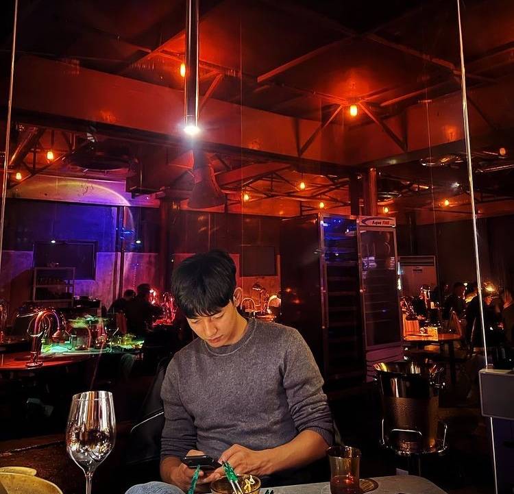 Pose Foto Cool ala Park Solomon (instagram.com/lomon991111)