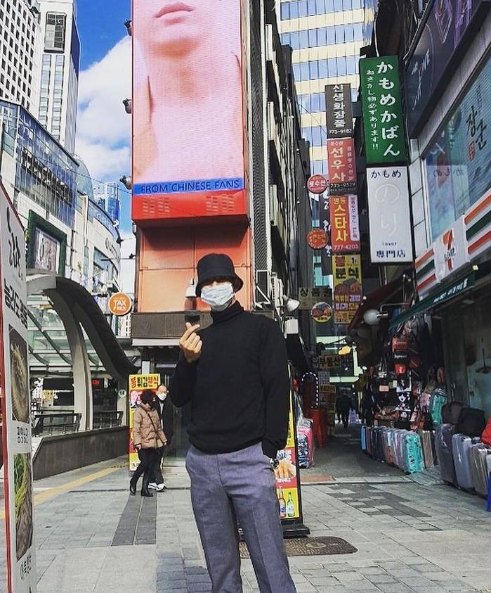 Pose Foto Cool ala Park Solomon (instagram.com/lomon991111)