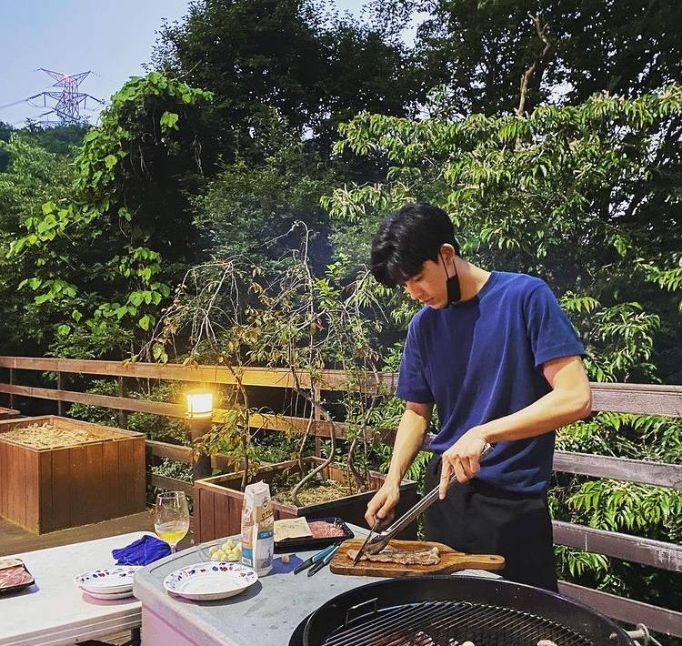 Pose Foto Cool ala Park Solomon (instagram.com/lomon991111)