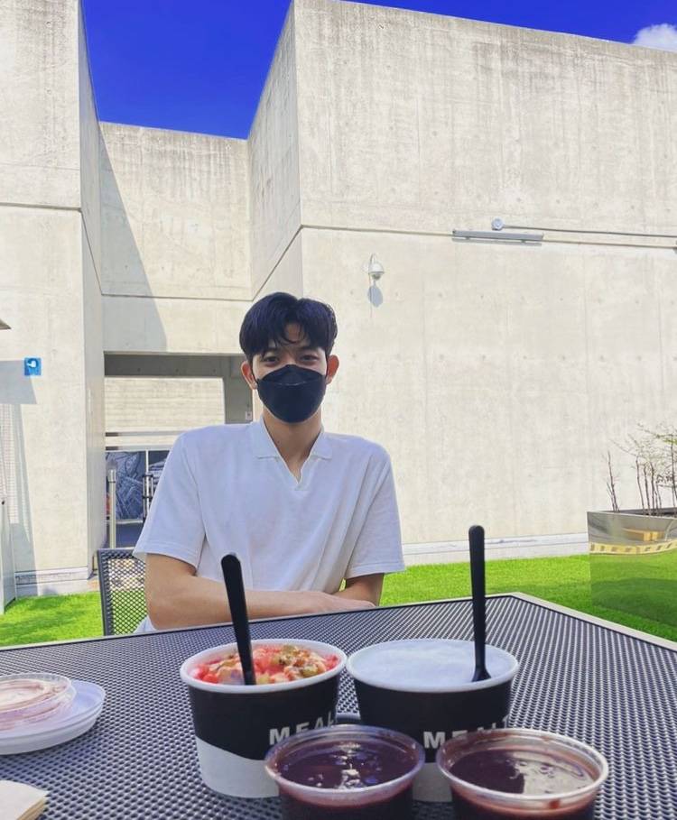 Pose Foto Cool ala Park Solomon (instagram.com/lomon991111)