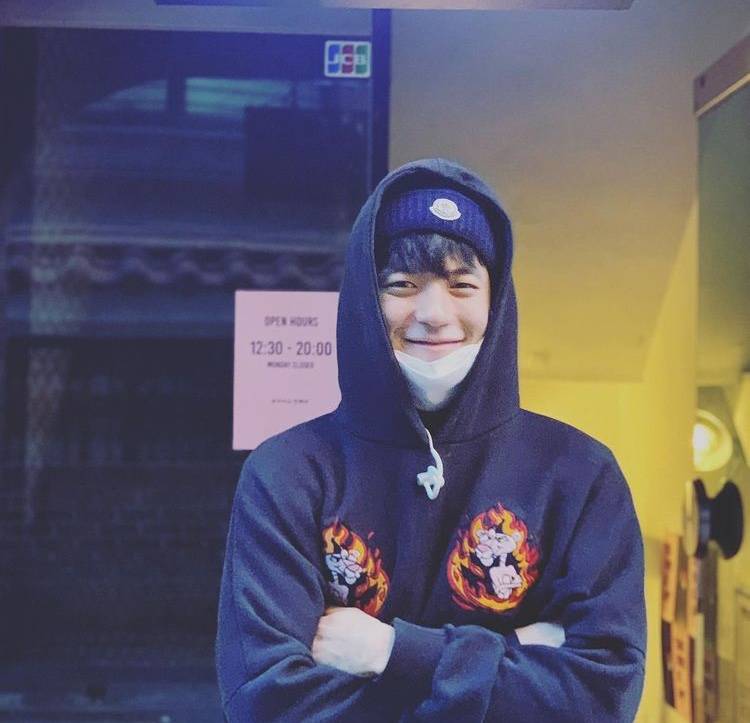 Pose Foto Cool ala Park Solomon (instagram.com/lomon991111)