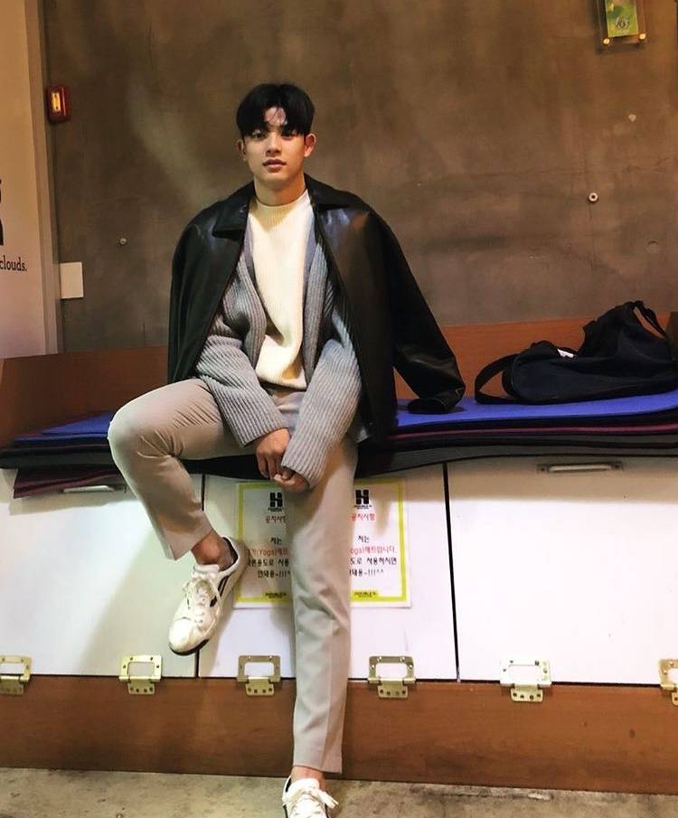 Pose Foto Cool ala Park Solomon (instagram.com/lomon991111)
