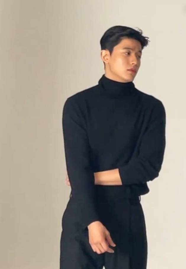 Pose Foto Cool ala Park Solomon (instagram.com/lomon991111)