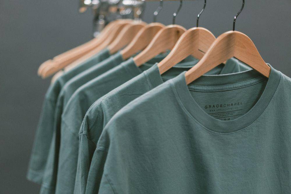 Ilustrasi foto produk gantungan baju (unsplash.com/Keagan Henman)