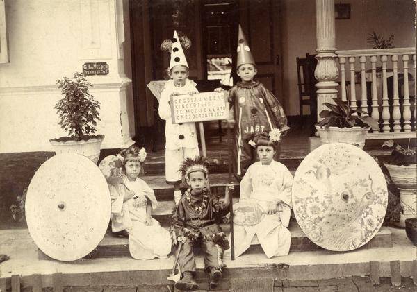 Sekumpulan anak-anak di halaman rumah (digitalcollections.universiteitleiden.nl/Centre Photo-Studio)