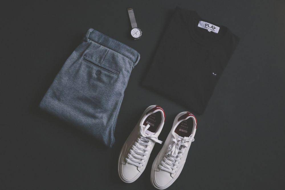 Ilustrasi foto produk baju flatlay (unsplash.com/Mnz)