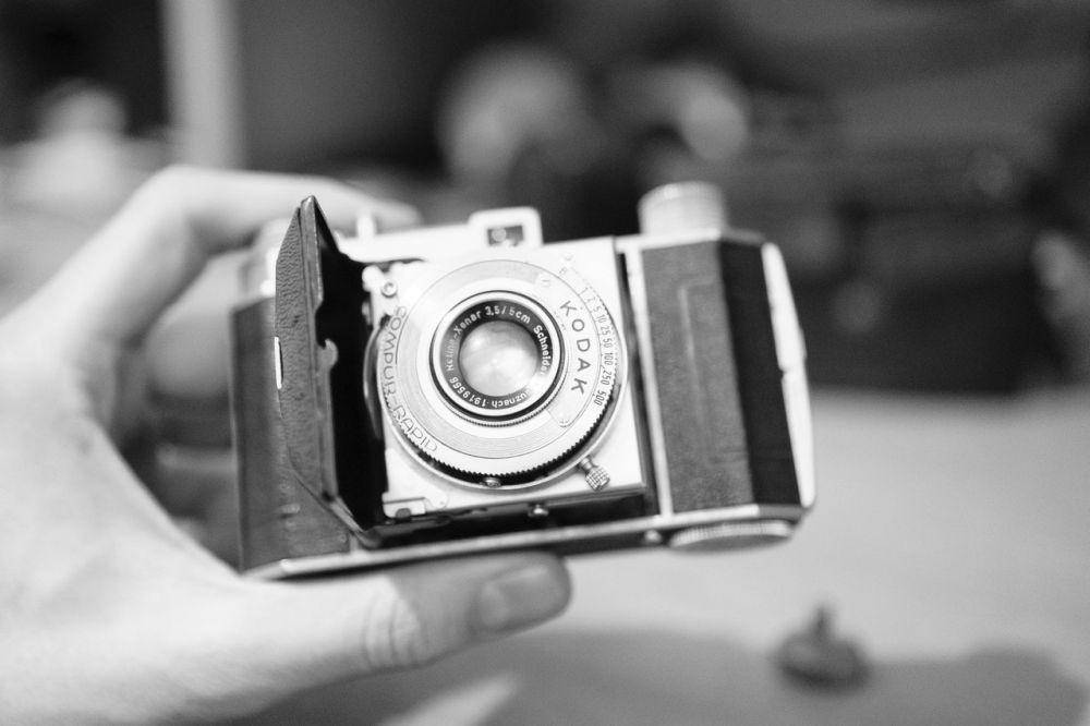 Kamera Kodak yang sedang digenggam (Pexels.com/Jules Amé)