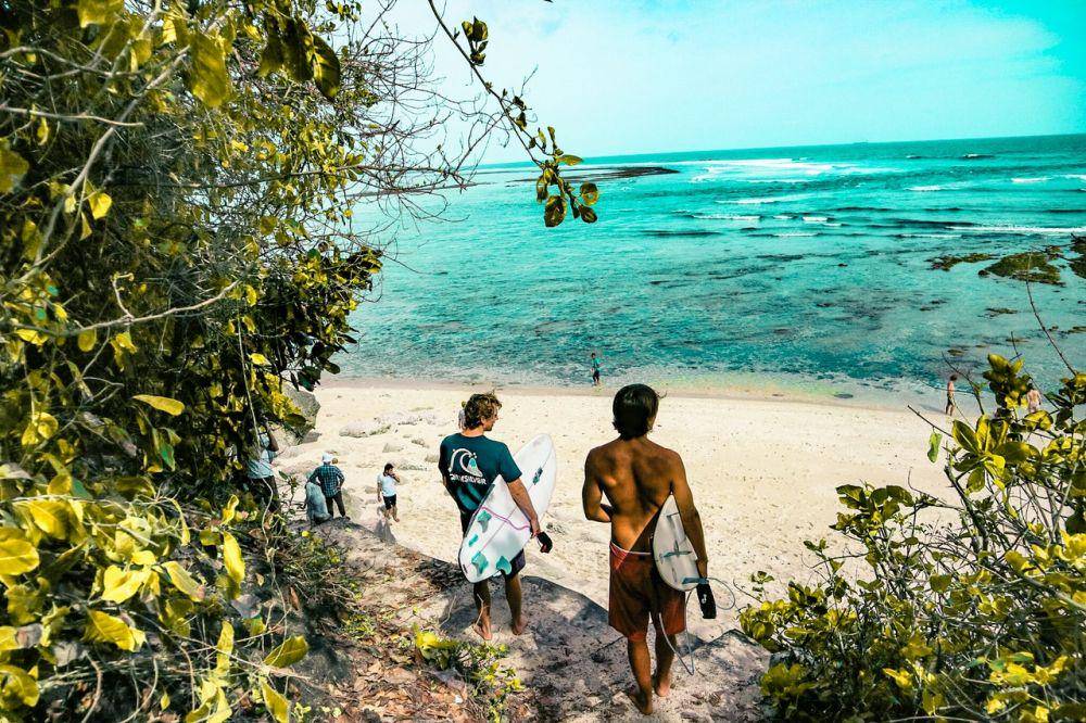 gambar dua turis asing di salah satu pantai di Bali (pexels.com/Khairul Leon)