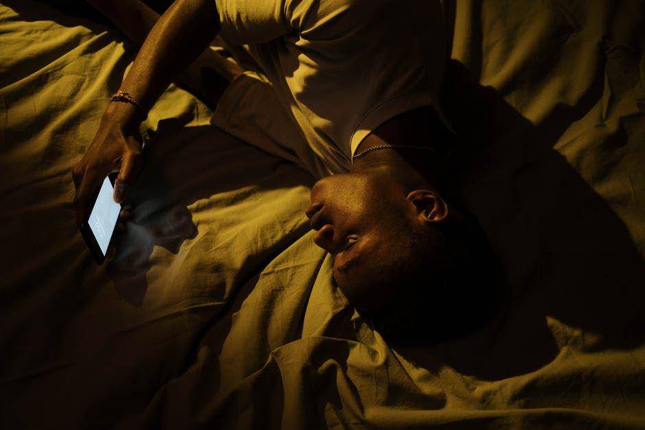 ilustrasi revenge bedtime procrastination (pexels.com/cottonbro)