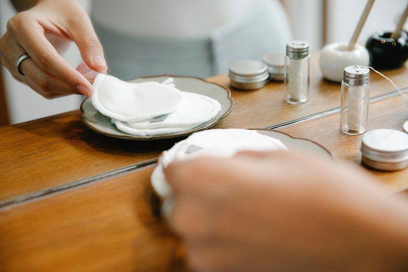 ilustrasi penggunaan washable cotton pads(Pexels.com/Sarah Chai)