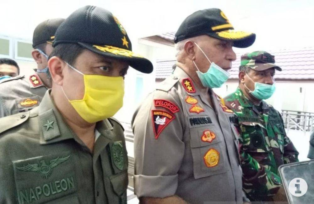 Kepala BIN di Papua, Mayjen TNI Abdul Haris Napoleon (kanan) ketika meninjau kamar jenazah RSUD Mimika (ANTARA FOTO)