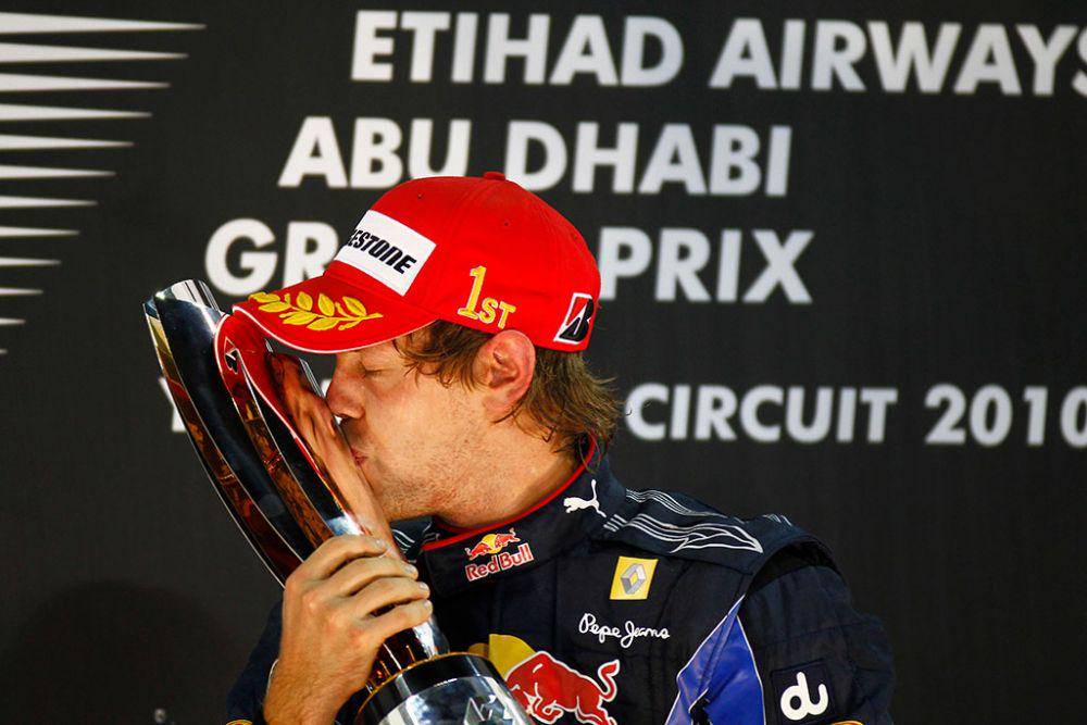 Sebastian Vettel mencium trofi pada GP Abu Dhabi 2010. (f1experiences.com)