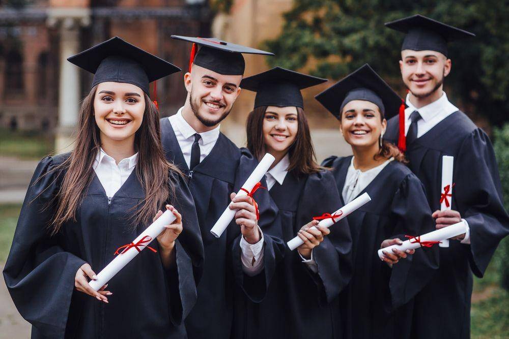 Ilustrasi lulusan pendidikan (Shutterstock/EZ-Stock Studio)