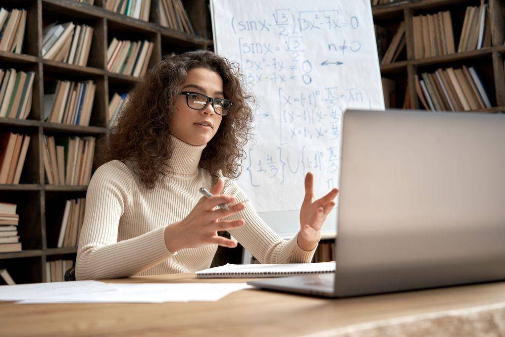 Guru millennial sedang mengajar secara daring (Shutterstock/insta_photos)
