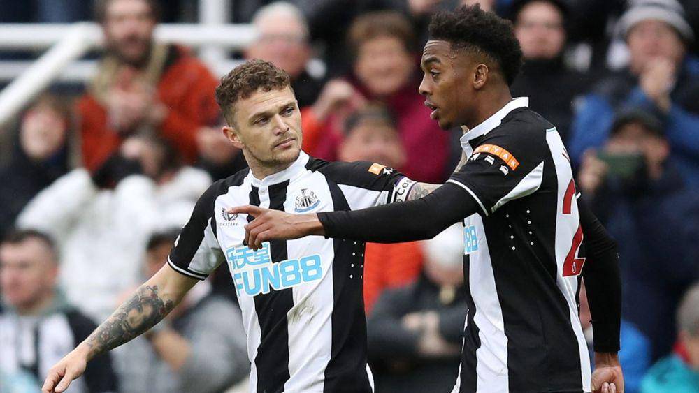 Kieran Trippier dan Joe Willock dalam pertandingan Newcastle United melawan Aston Villa di Premier League. (skysports.com)