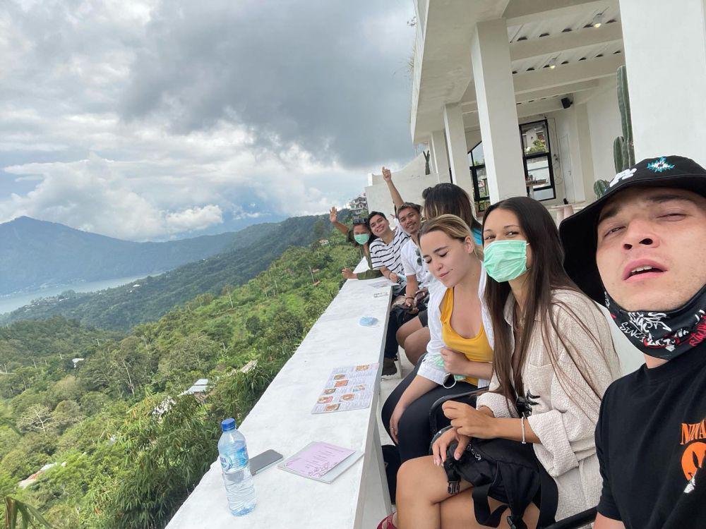 9 Potret Perayaan Valentine Stefan William, Bareng Pacar Baru