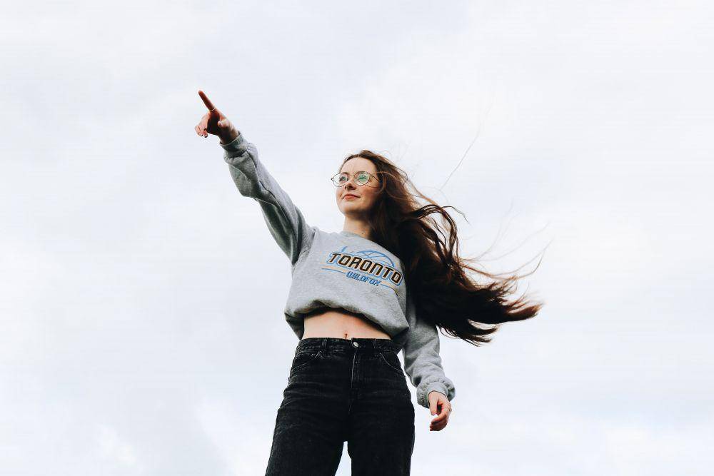 Ilustrasi wanita sedang menghadap ke depan. (unsplash.com/Thomas Mowe)
