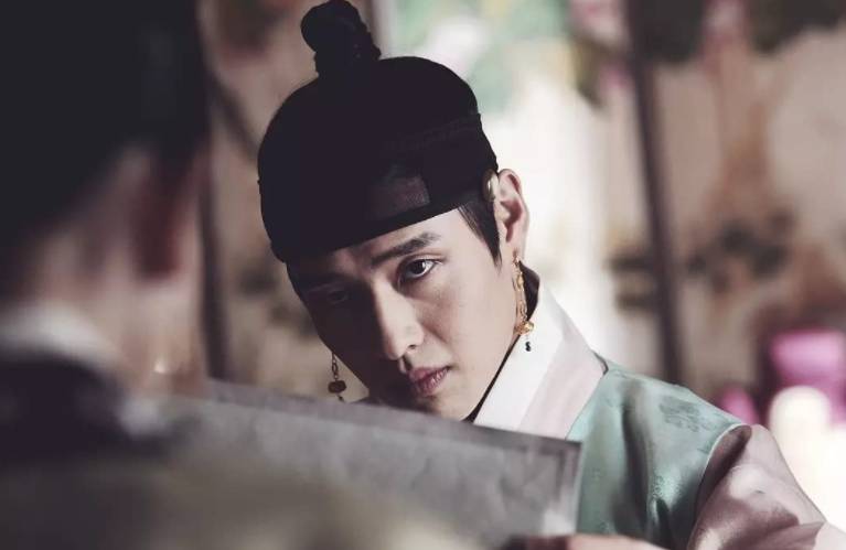 Kang Ha Neul dalam film Empire of Lust