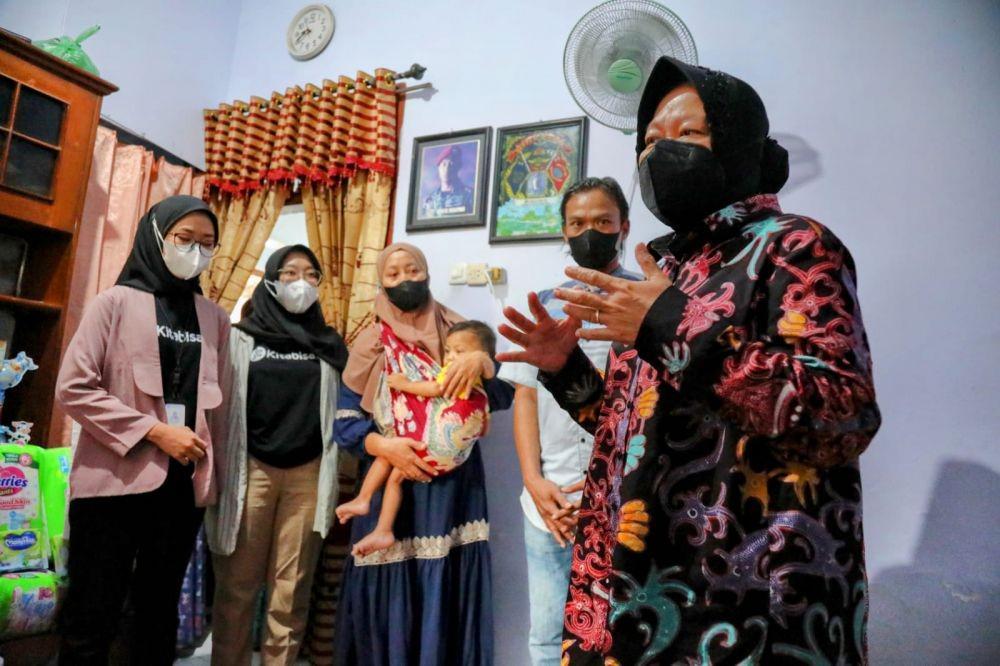 Temui Balita Tanpa Anus di Sidoarjo, Begini Reaksi Mensos Risma