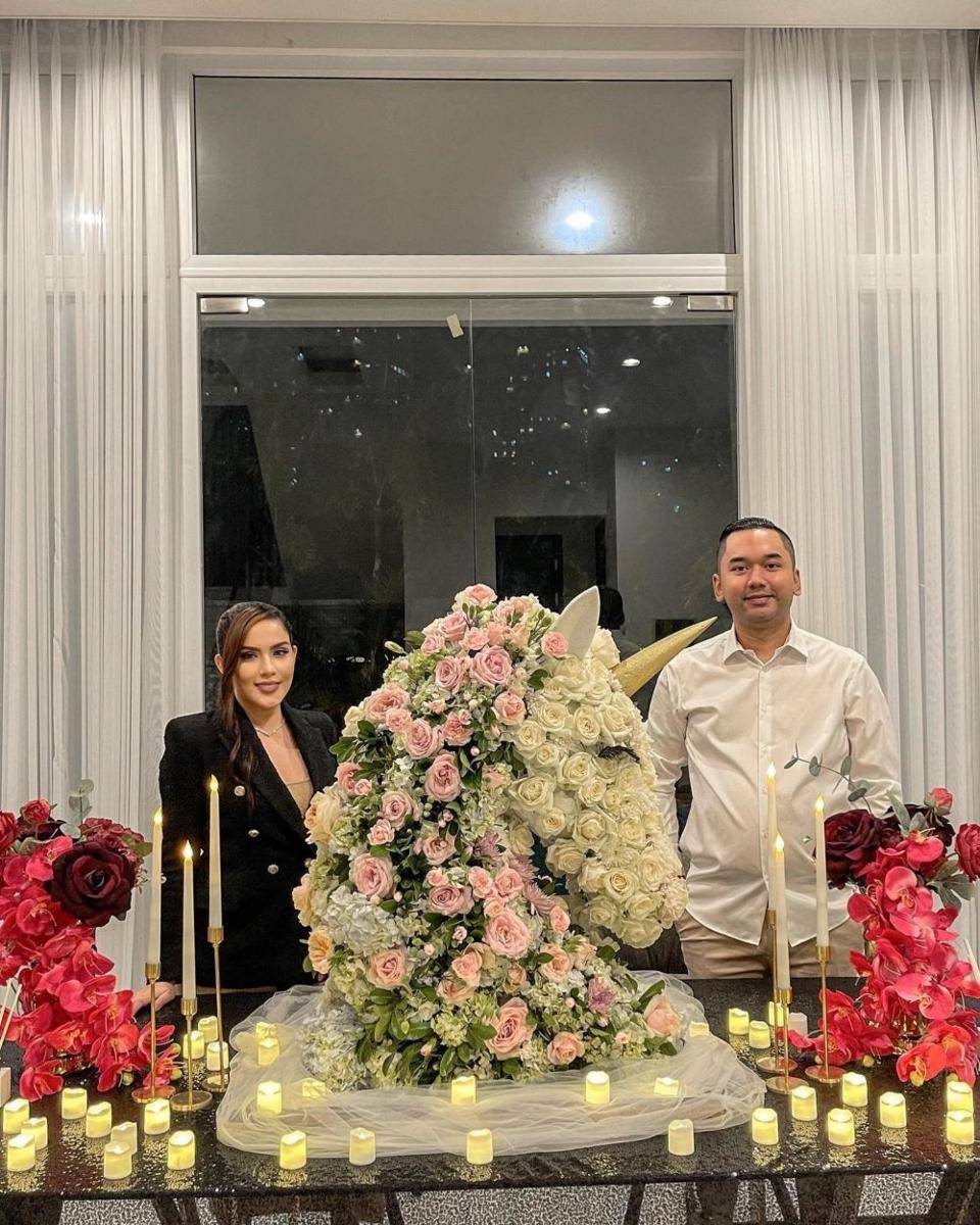 Sally Adelia dan suami (Instagram.com/sallyadelia/)