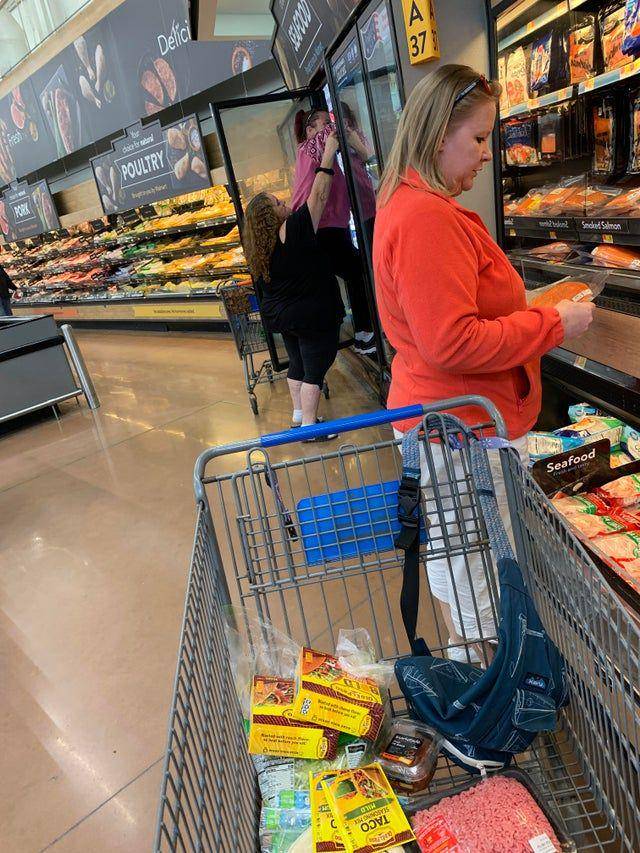dua wanita memanjat kulkas supermarket (reddit.com/user/LongDongBigBong)