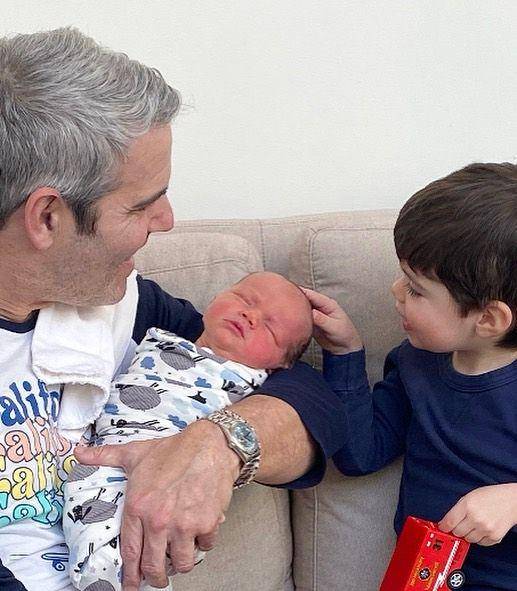 Andy Cohen dan anak-anaknya (instagram.com/bravoandy)