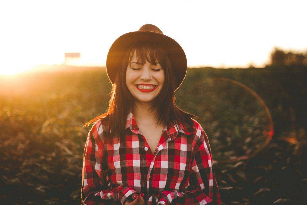 ilustrasi wanita yang sedang tersenyum (unsplash.com/@seteph)