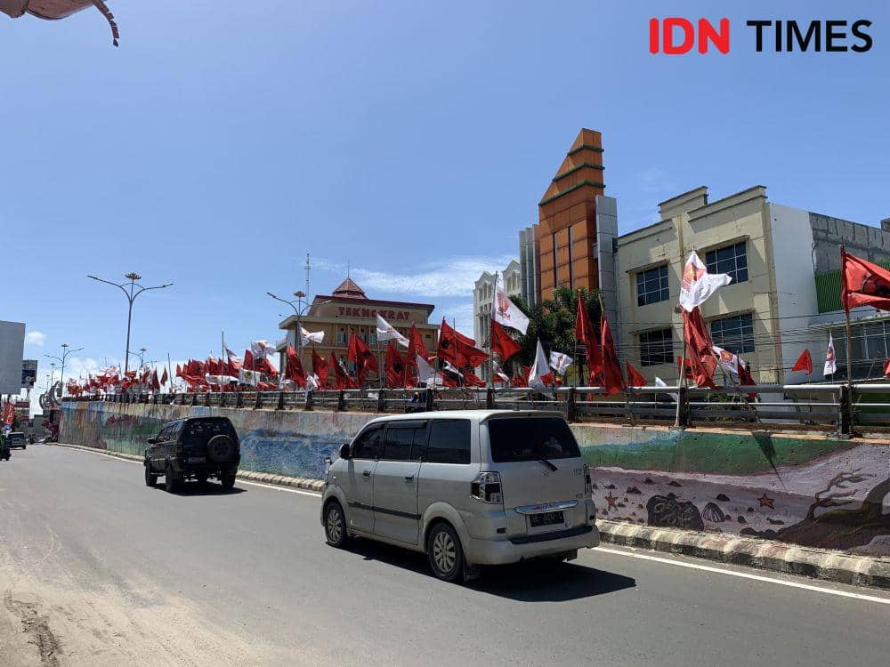 Ganggu 'Kecantikan' Kota, Bendera Partai Penuhi Flyover Bakal Dicopot
